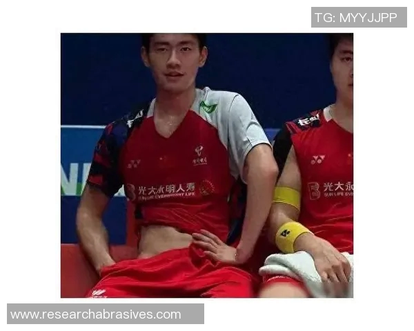 展现完美腹肌的足球明星们如何在赛场与健身房中塑造魅力形象